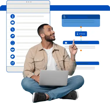 Homem sentado com notebook no colo com expressão de que teve uma ideia com janelas de software de email marketing ao fundo
