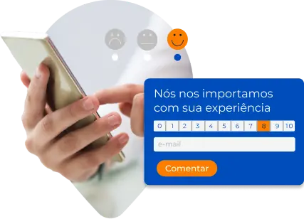 Celular sendo utilizado nas mãos de uma pessoa com pop up requisitando a experiência do usuário ao lado