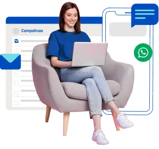 Mulher sentada em sofá com notebook no colo com janela e celular ao fundo com informações sobre software de email marketing